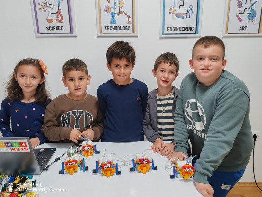 Walking Bug – програмирање и инженерски предизвици со LEGO SPIKE Essential Advanced